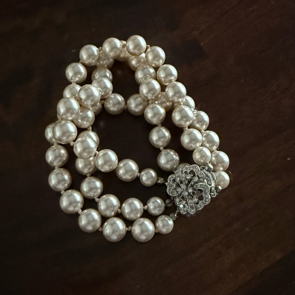 Elegant Pearl Necklace with Silver Rhinestone Clasp